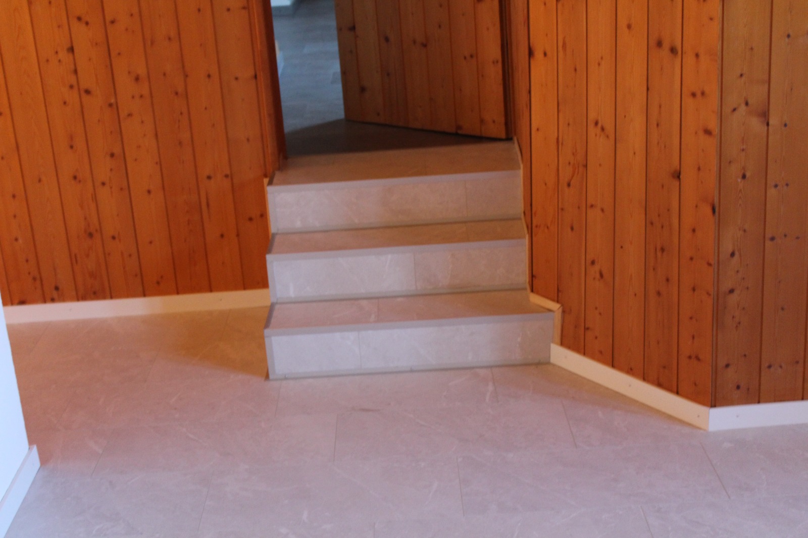 Neuer Bodenbelag mit Treppe